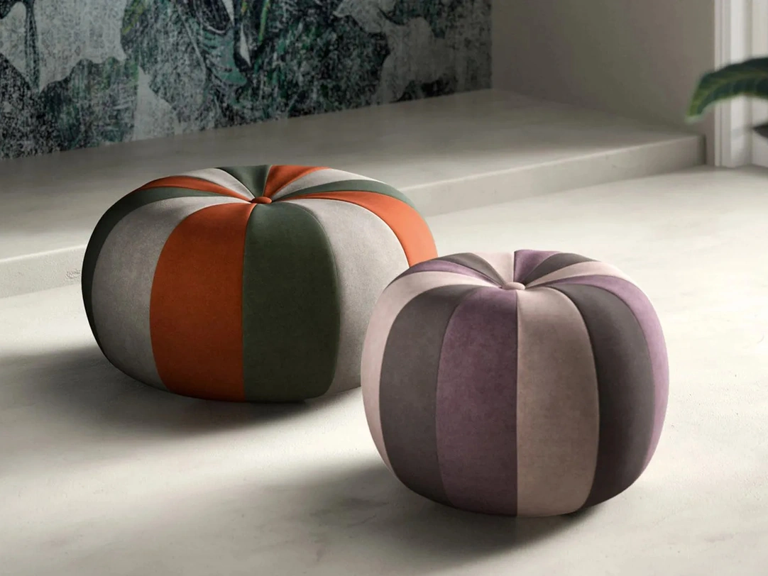Pouf dalla forma tonda Bound in tessuto con lavorazione a spicchi colorati di Doimo Salotti