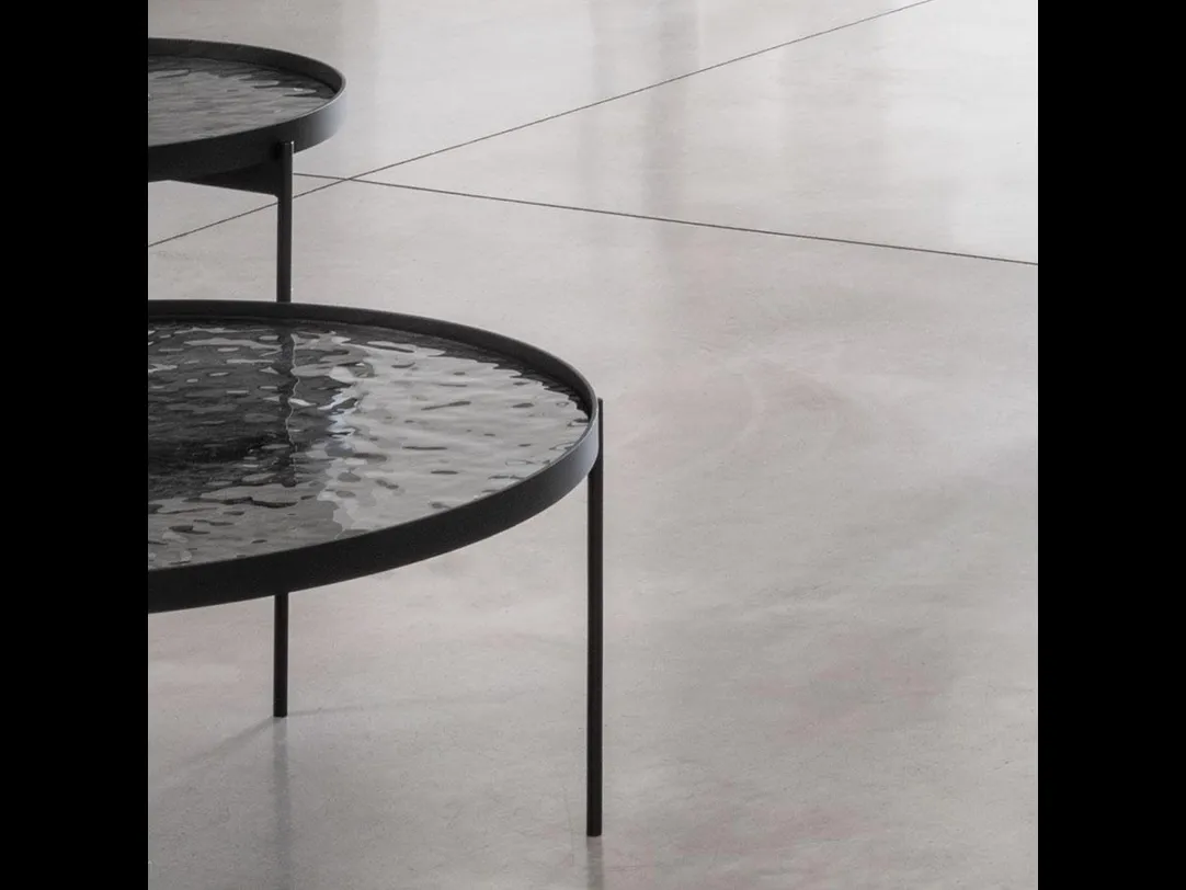 Tavolino rotondo in vetro grigio fumè forgiato a caldo Esprit di Pezzani