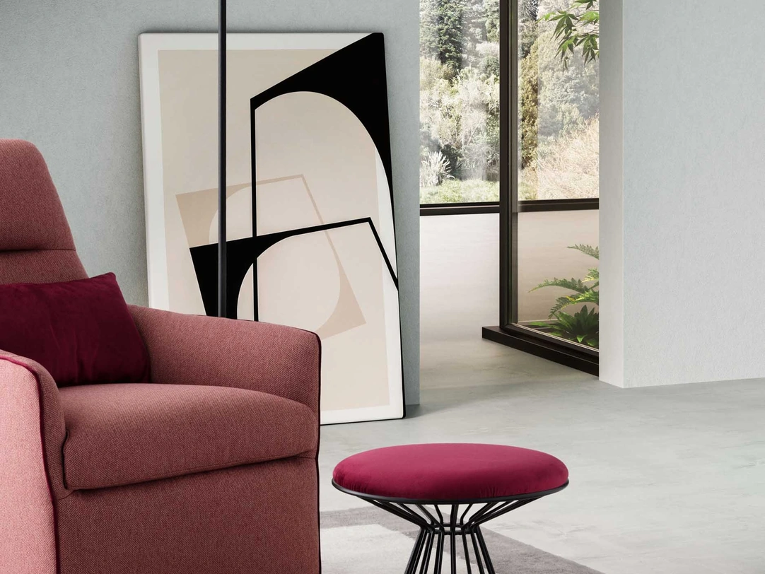 Pouf Liliane in tessuto imbottito con struttura in metallo di Le Comfort