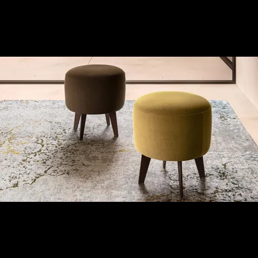 Pouf Tiger in tessuto e legno di Doimo Salotti