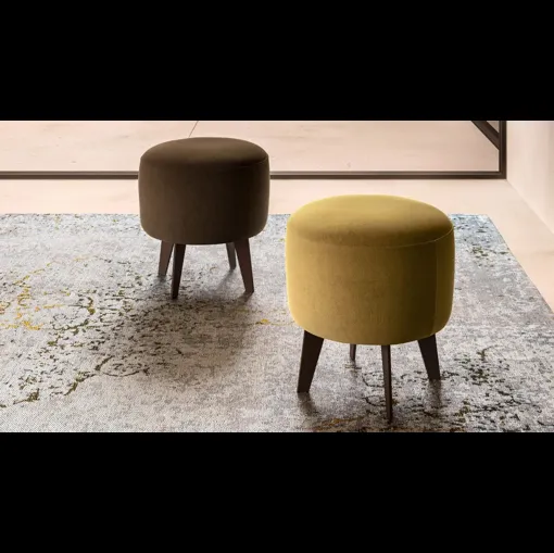 Pouf Tiger in tessuto e legno di Doimo Salotti