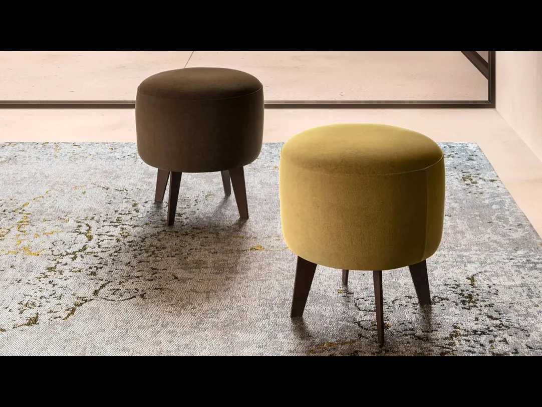 Pouf Tiger in tessuto e legno di Doimo Salotti