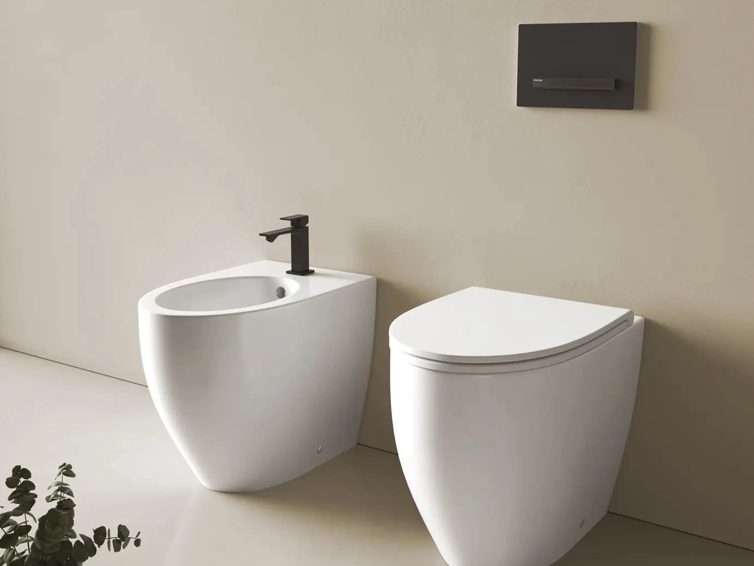 Sanitari a terra Bob in ceramica di Disenia