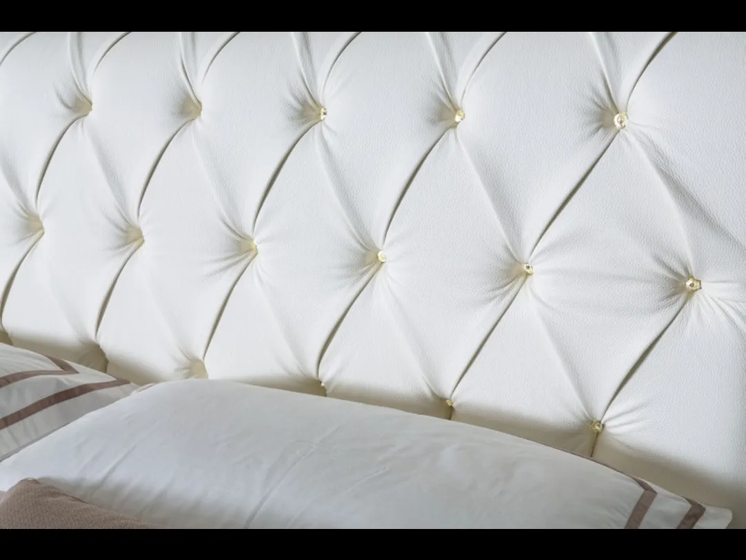 Letto classico in pelle imbottito con testiera trapuntata Raffaello di Le Comfort