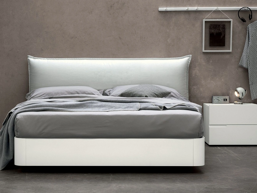Letto in Rovere con testiera in tessuto imbottito Tender di Morassutti