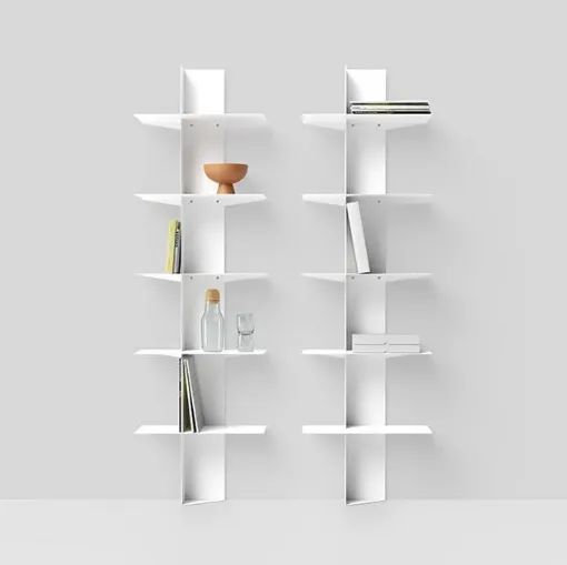 Libreria da parete realizzata con ripiani in alluminio e colonna in acciaio verniciatoLift di Pezzani