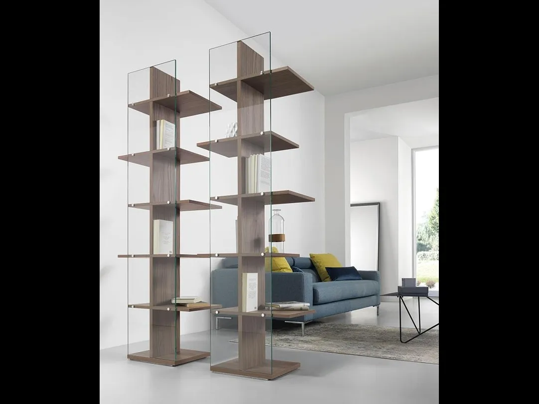 Libreria divisoria in laminato e vetro Step di Pezzani