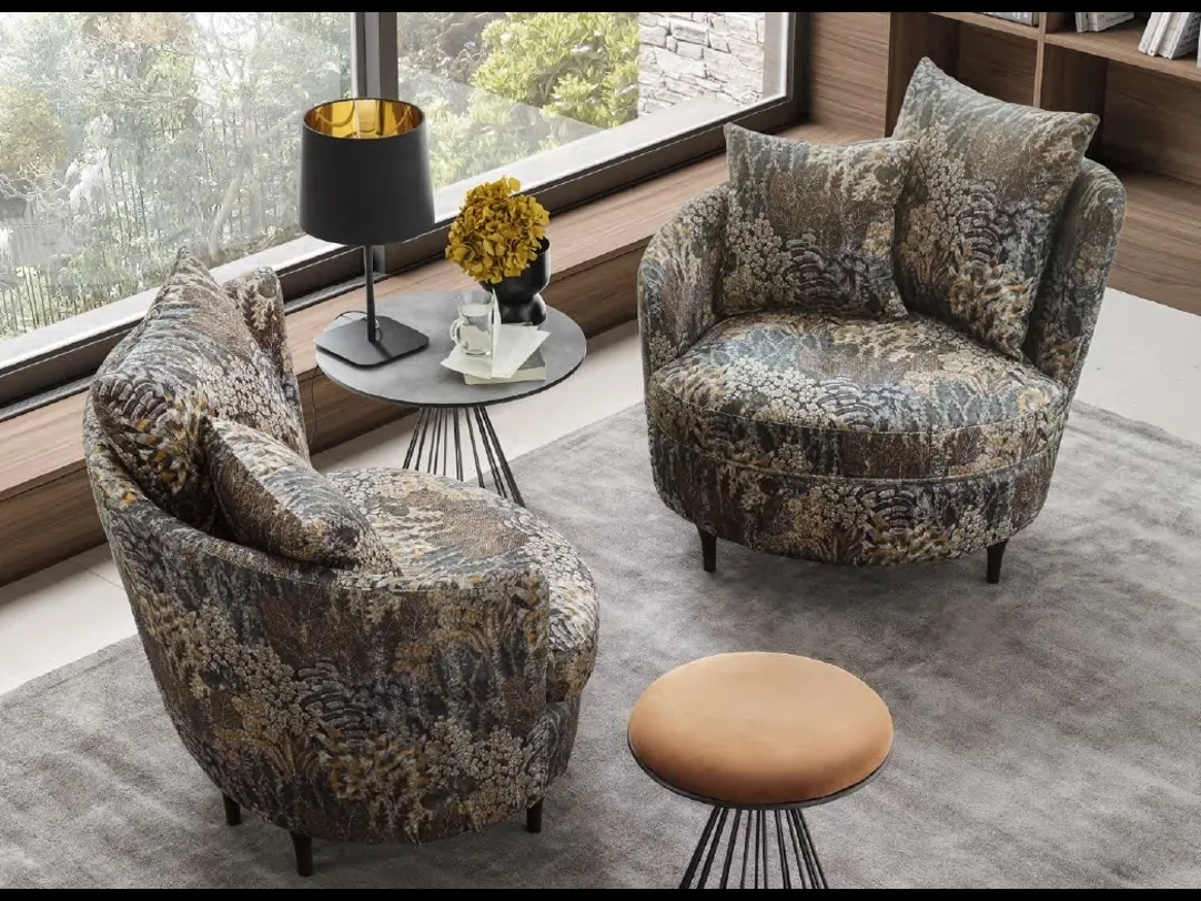 Poltrona Privè in tessuto floreale di Le Comfort