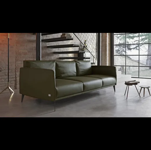 Divano lineare in pelle Stuart di Doimo Salotti