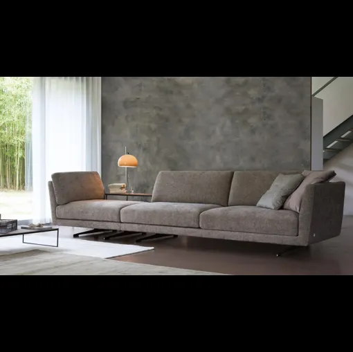 Divano lineare in tessuto Gregory di Doimo Salotti