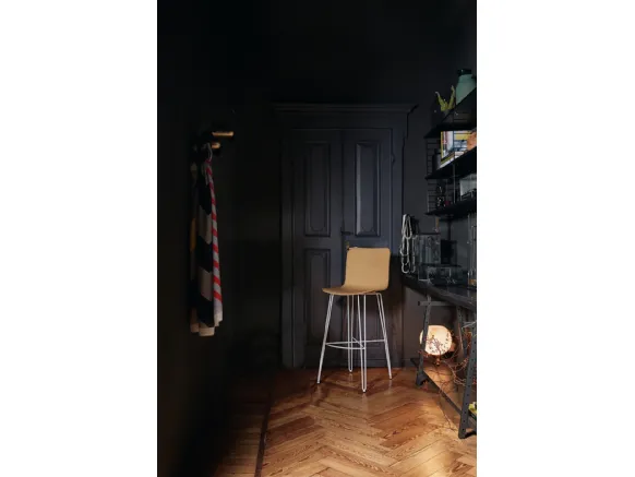 Sgabello con struttura in tondino di acciaio e seduta realizzata in legno di rovere Dandy Iron SS di Colico