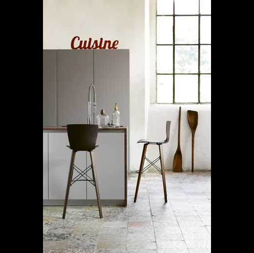 Sgabello con struttura in legno di rovere e intreccio in acciaio, seduta in polipropilene soft touch Rap Wood SS di Colico