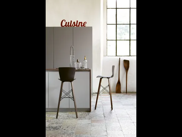 Sgabello con struttura in legno di rovere e intreccio in acciaio, seduta in polipropilene soft touch Rap Wood SS di Colico