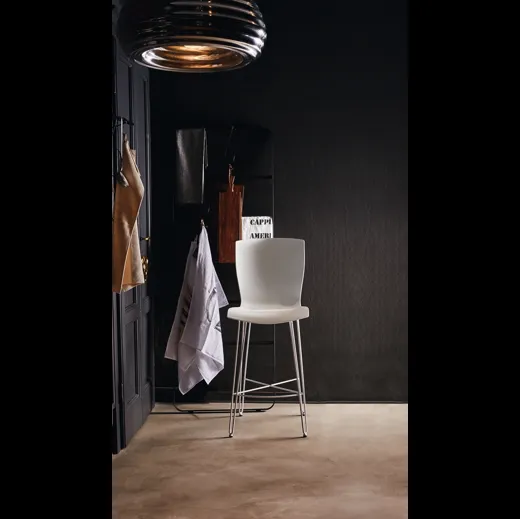 Sgabello con struttura in tondino di acciaio verniciato e seduta realizzata in polipropilene soft touch Rapper SS di Colico