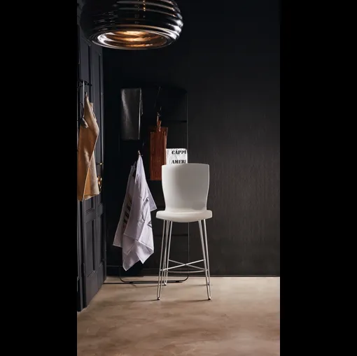 Sgabello con struttura in tondino di acciaio verniciato e seduta realizzata in polipropilene soft touch Rapper SS di Colico