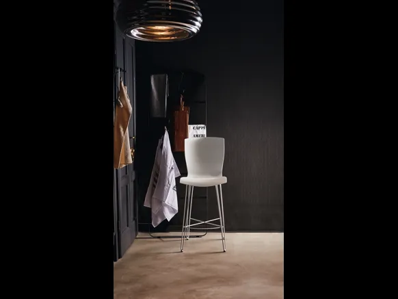 Sgabello con struttura in tondino di acciaio verniciato e seduta realizzata in polipropilene soft touch Rapper SS di Colico