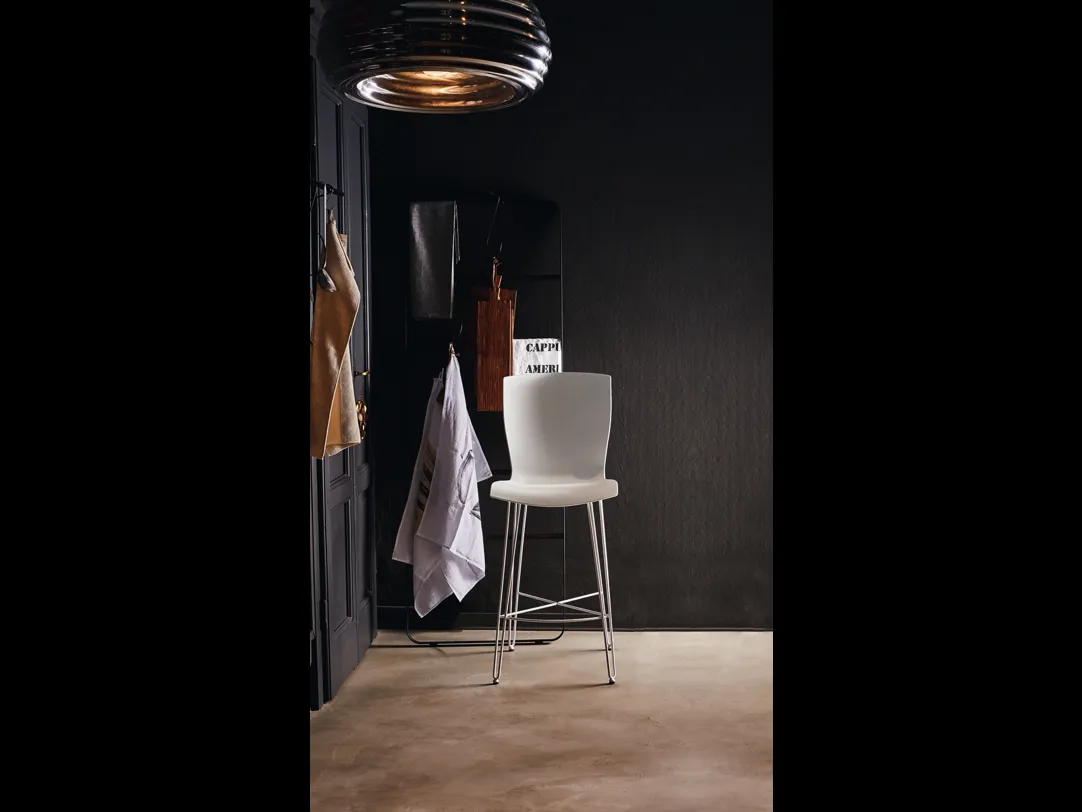 Sgabello con struttura in tondino di acciaio verniciato e seduta realizzata in polipropilene soft touch Rapper SS di Colico